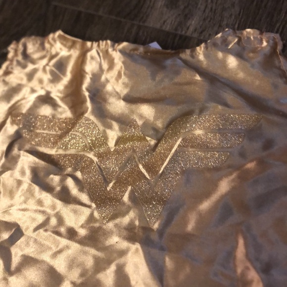 Wonder Woman cape size 2T - Picture 2 of 5
